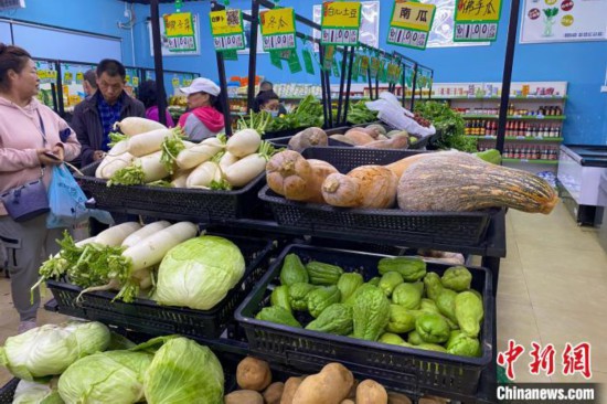 菜篮子平价菜店的&ldquo;一元菜&rdquo;。　凌楠 摄