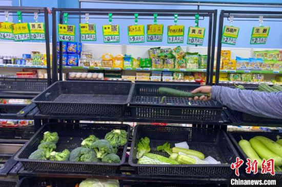 菜篮子平价菜店部分蔬菜被抢购一空。　凌楠 摄