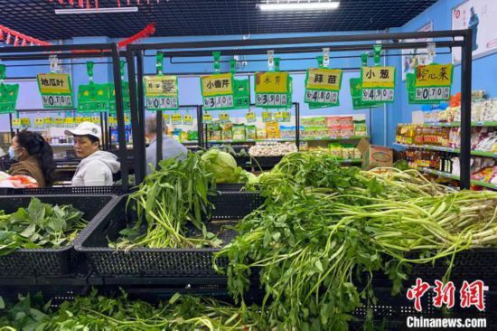 菜篮子平价菜店内，海南人过年必备菜之一的水芹，每斤3.9元。　凌楠 摄