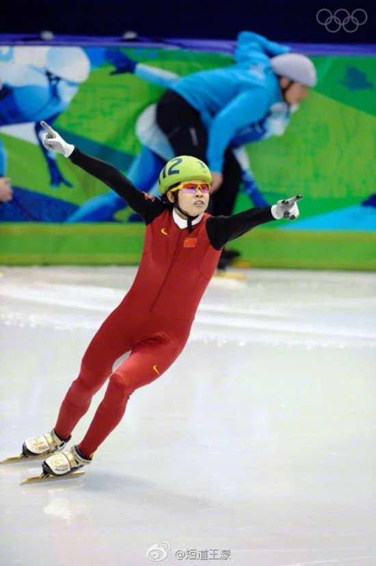 ▲2010年2月17日，中国选手王濛在比赛获胜后庆祝。当日，王濛在温哥华冬奥会短道速滑女子500米决赛中以43秒048的成绩获得金牌。  图/王濛微博