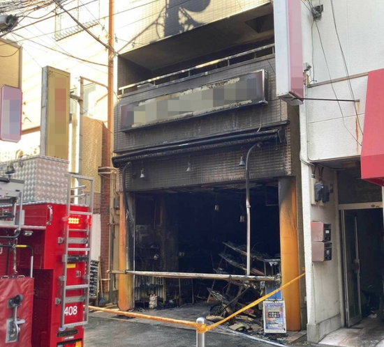  三层楼房全部烧毁（推特截图）