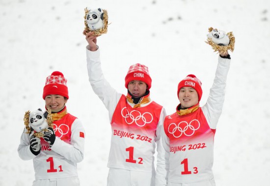 奖牌|追光丨冬奥会颁奖：冠军来了，诶，怎么又来了？
