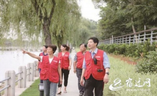 巡逻中的王爱东（右一）