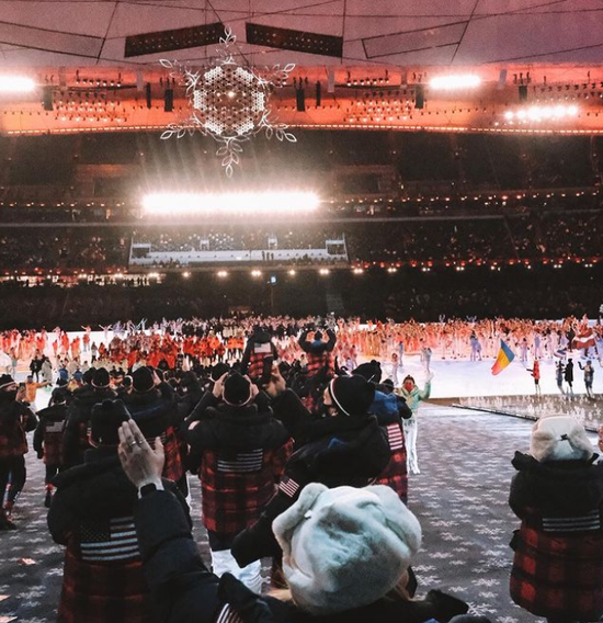  布隆克与队友们走进闭幕式现场