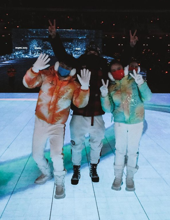  美国运动员阿伦&middot;布隆克与志愿者们合影