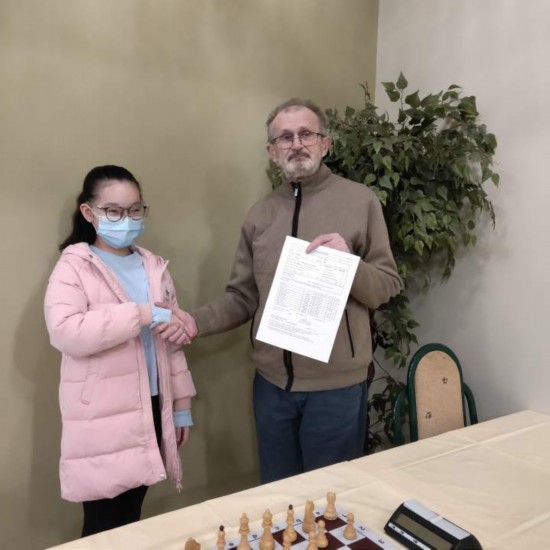 鹿妙夷|12岁中国女孩成为国象女子国际大师，为比赛辗转东欧4个月