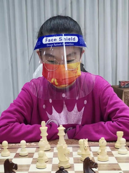 鹿妙夷|12岁中国女孩成为国象女子国际大师，为比赛辗转东欧4个月