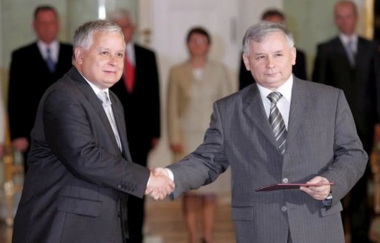  &middot; 波兰前总统莱赫&middot;卡钦斯基（左）和胞兄雅罗斯瓦夫&middot;卡钦斯基。（资料图）