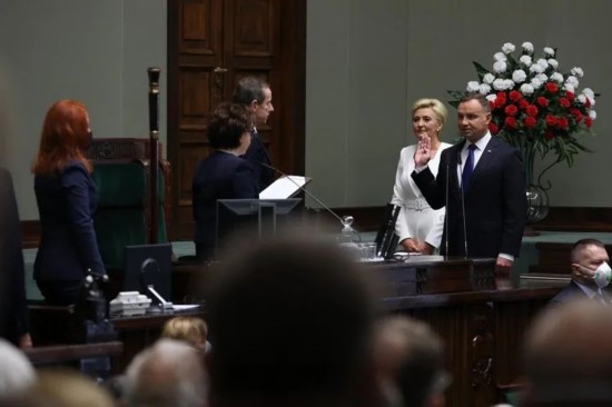  &middot; 2020年8月6日，波兰连任总统杜达在议会大厦举行的国民大会上宣誓就职。