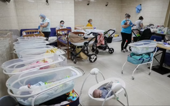 地下室临时诊所内的新生婴儿。图源：外媒截图