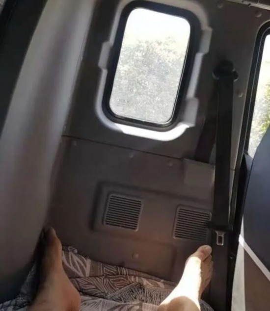 　　张义文在车内睡觉。受访者供图