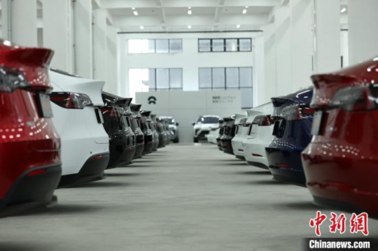 2022年4月9日,安徽合肥二手车市场内等待销售的新能源车。 蒋桂佳 摄