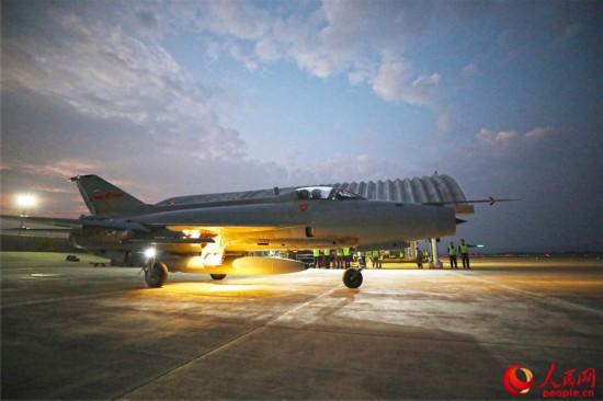 战机披着夜色出击。