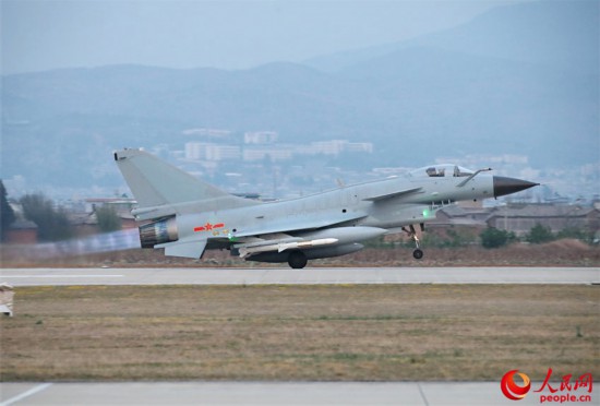 战机加力升空。