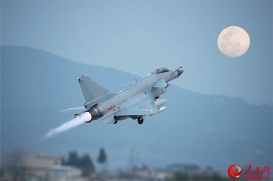 战机加力升空。