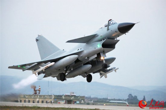 战机加力升空。