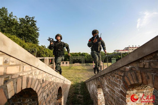 进行持枪越障训练。