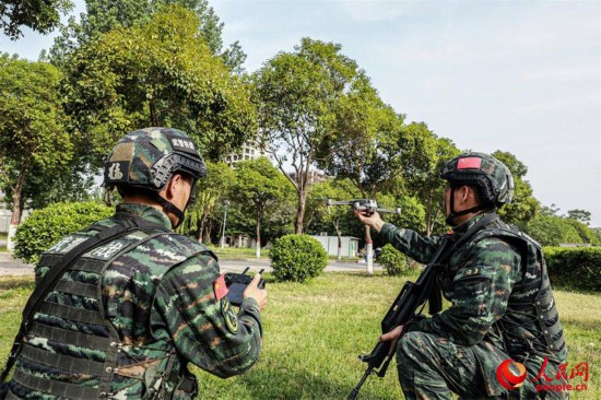 利用无人机抵近侦察。