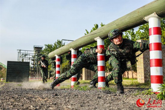 进行穿越独木桥训练。