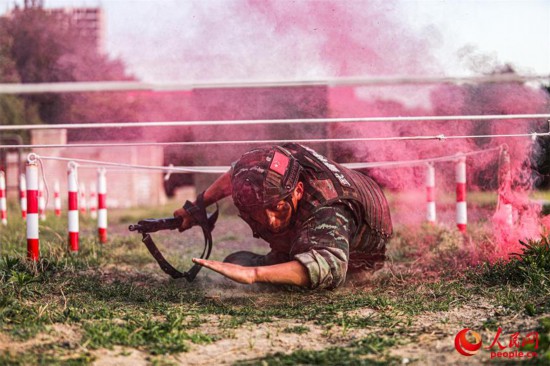 武警特战队员进行战术训练。