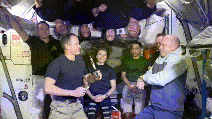 美国宇航员将空间站&ldquo;钥匙&rdquo;交给俄宇航员（NASA）