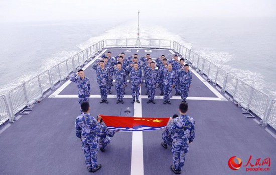 重温入伍誓词。