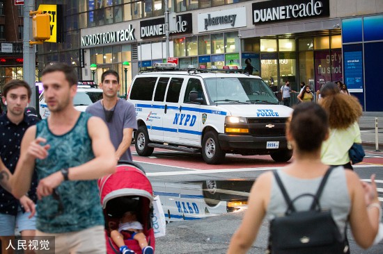 美国纽约，当地枪支暴力犯罪不断上升，警察在街头巡逻。（资料图）
