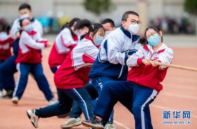 5月7日，呼和浩特市第六中学高三学生在操场上进行拔河比赛。新华网丁根厚摄