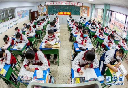 5月7日，呼和浩特市第六中学高三学生在教室里复习。新华网丁根厚摄