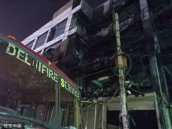 印度首都新德里西部Mundka地铁站附近的一栋4层商业楼发生火灾，图自视觉中国