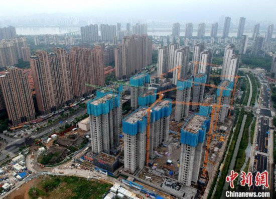 资料图：正在建设的住宅区。(无人机拍摄) 中新社记者 吕明 摄