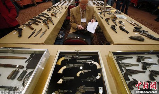 资料图：美国康涅狄格州枪支展销会，展出大量武器。