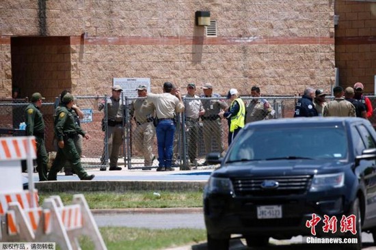 当地时间5月24日，美国得克萨斯州乌瓦尔德市罗伯小学突发枪击案，执法人员赴事发现场调查。