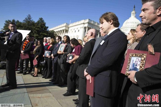 资料图：2012年12月18日，美国桑迪胡克小学枪击事件遇难者葬礼举行。