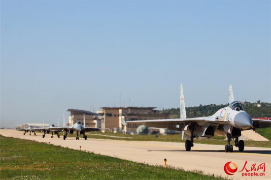 战机依次滑出。