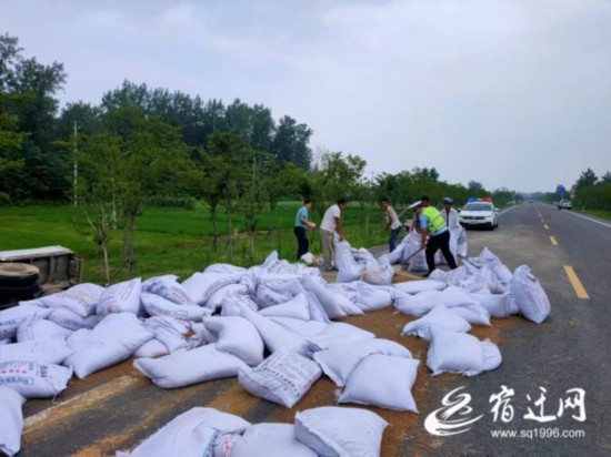 （全媒体）路遇货车侧翻 他们第一时间救出(2267297)-20220725085617