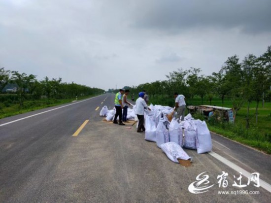 （全媒体）路遇货车侧翻 他们第一时间救出(2267295)-20220725085554