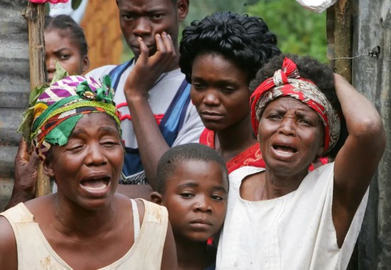 当地时间2005年4月19日,安哥拉威热省,疑似马尔堡病毒遇难者的亲属恸哭哀悼。图/IC photo