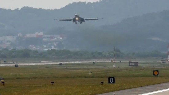 2016年9月21日,美军b-1b轰炸机准备在美军驻韩国乌山空军基地着陆.