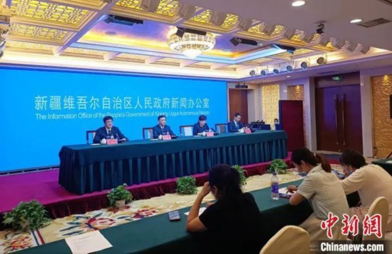 8日举行的新疆疫情防控新闻发布会。苟继鹏 摄
