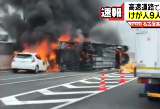 日本名古屋高速公路上的一辆巴士翻车并引发火灾（视频截图）