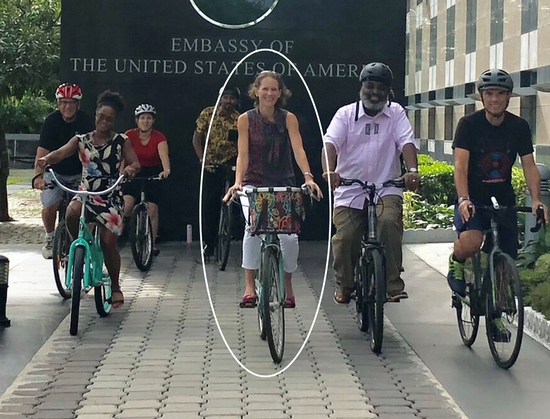  中间女子为遭遇车祸的美驻乌克兰外交官