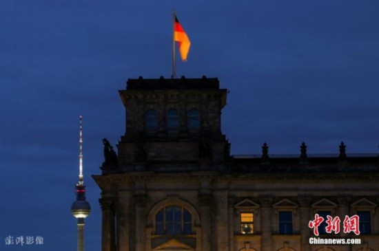 为节约能源，德国柏林标志性建筑立面照明减少。图片来源：ICphoto