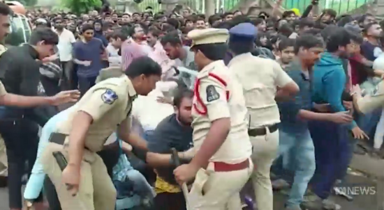 22日，印度球迷为争抢板球比赛门票发生踩踏事故 视频截图