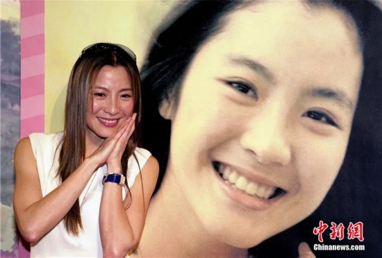 2001年，杨紫琼在自己十四岁拍摄的照片前回忆往事。邓庆乐 摄