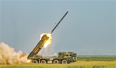 该旅组织远程火箭炮射击训练。董申坤摄