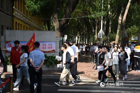 6月7日，在黑龙江省哈尔滨市第三中学高考考点，考生们有序进入考场。人民网记者 苏靖刚摄