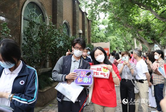 6月7日一大早，上海向明中学考场外，来自上海市卢湾高级中学的考生正在依次进场。人民网记者 龚莎摄
