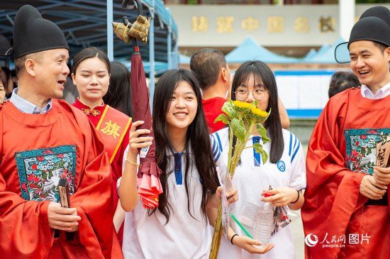 6月7日上午，在南宁市天桃实验学校翠竹校区，老师们在为考生们加油鼓劲！人民网记者 严立政摄