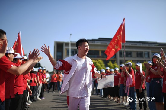 6月7日，在北京市人大附中通州校区考点，考生与送考老师击掌加油。人民网记者 翁奇羽摄